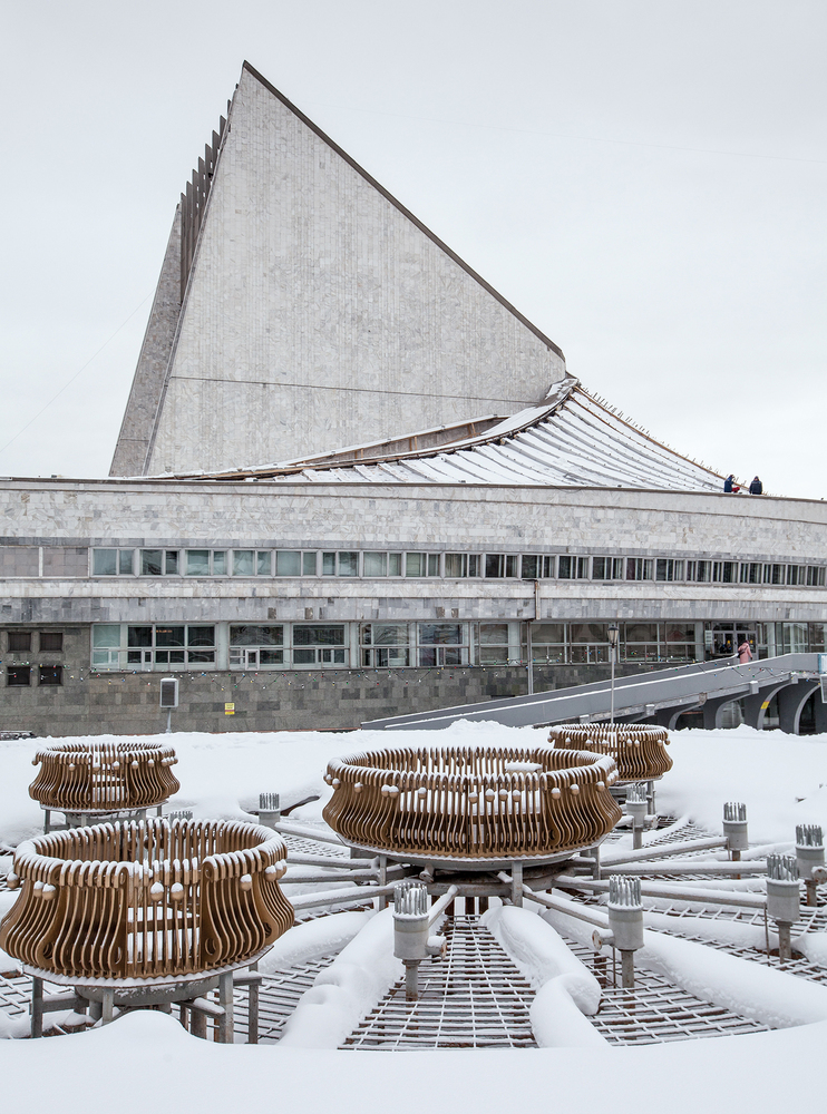 Новосибирский театр "Глобус". Архитекторы: М. Стародубов, А. Сабиров (Построен в 1984 г.). Изображение © Zupagrafika