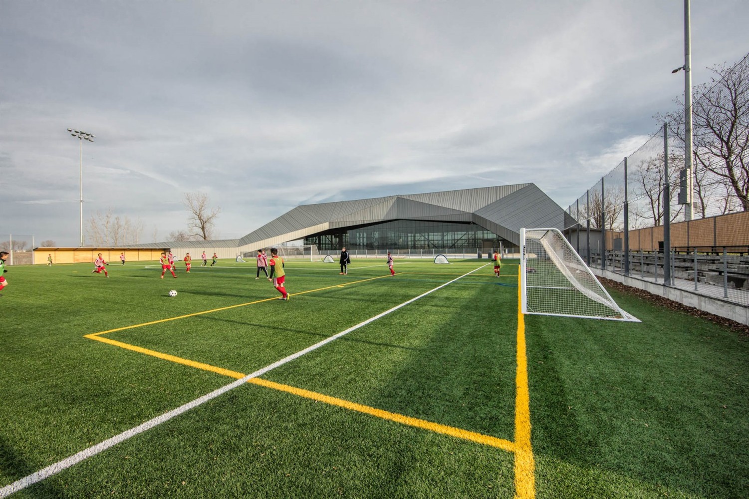 Стадион футбольного стадиона Монреаля / Saucier + Perrotte architectes + Hughes Condon Marler Architects. Изготовлено elZinc. Изображение © Olivier Blouin